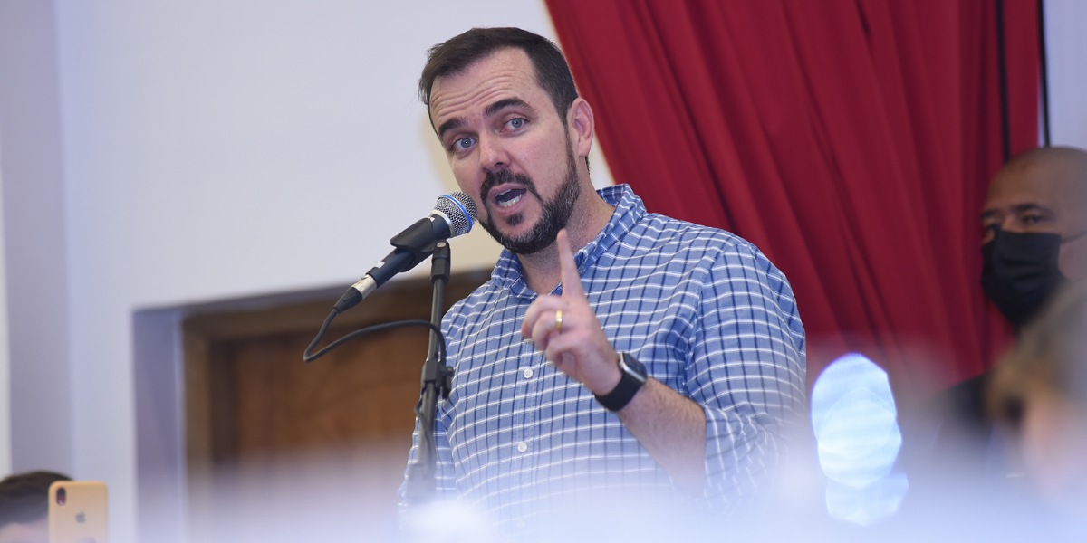 Léo Batista deixa PMN, assume Pros para montar chapa e organizar apoio a Mendanha