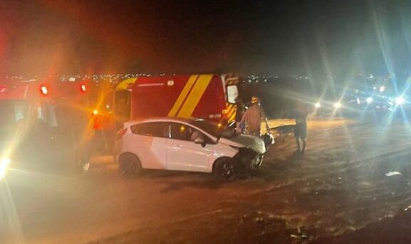 Motorista fica ferido após sair da pista e colidir em um barranco na GO-330 em Catalão 