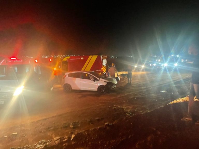 Motorista fica ferido após sair da pista e colidir em um barranco na GO-330 em Catalão 