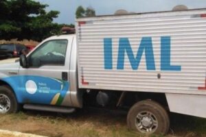 Idoso morre com tiro acidental no olho durante manutenção de arma em Jaraguá