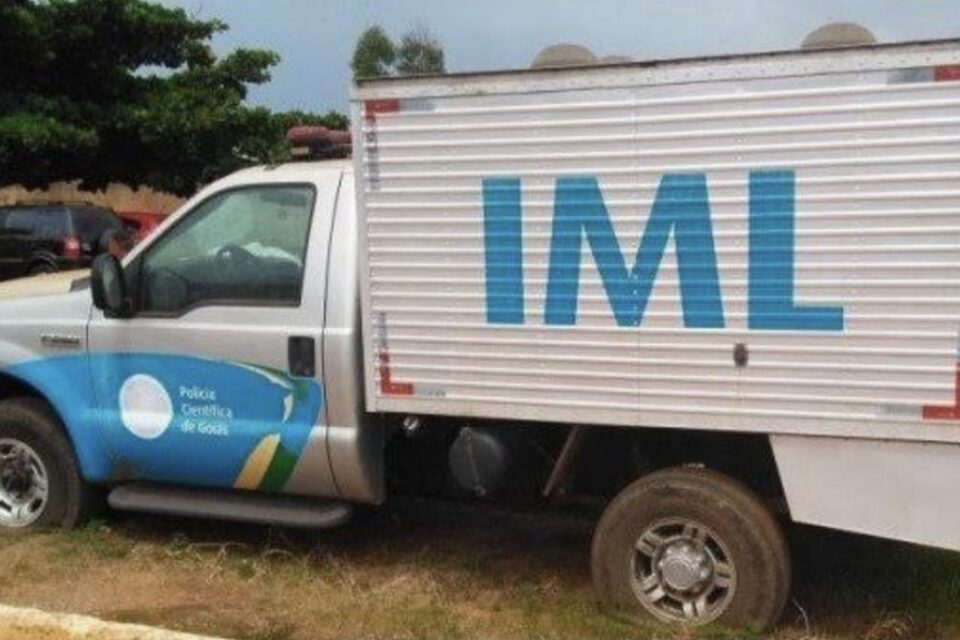 Idoso morre com tiro acidental no olho durante manutenção de arma em Jaraguá