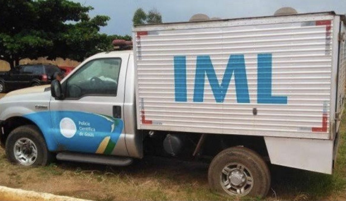 Idoso morre com tiro acidental no olho durante manutenção de arma em Jaraguá