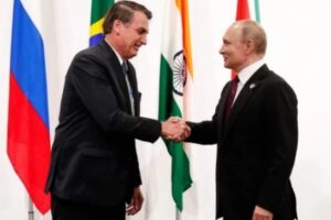 “Vamos torcer pela paz”, diz Bolsonaro antes de viagem para a Rússia