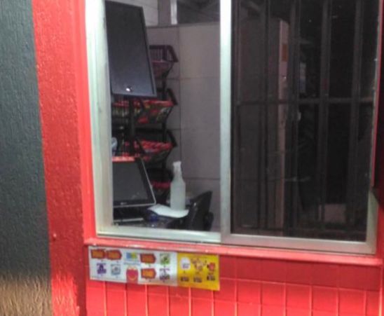 Janela que o suspeito teve acesso ao interior da loja (Foto: Reprodução)