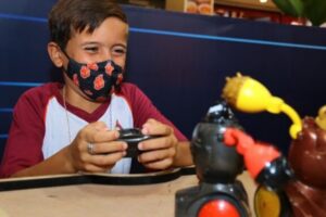 Alunos do 1º ao 5º ano recebem kits de robótica em Aparecida de Goiânia