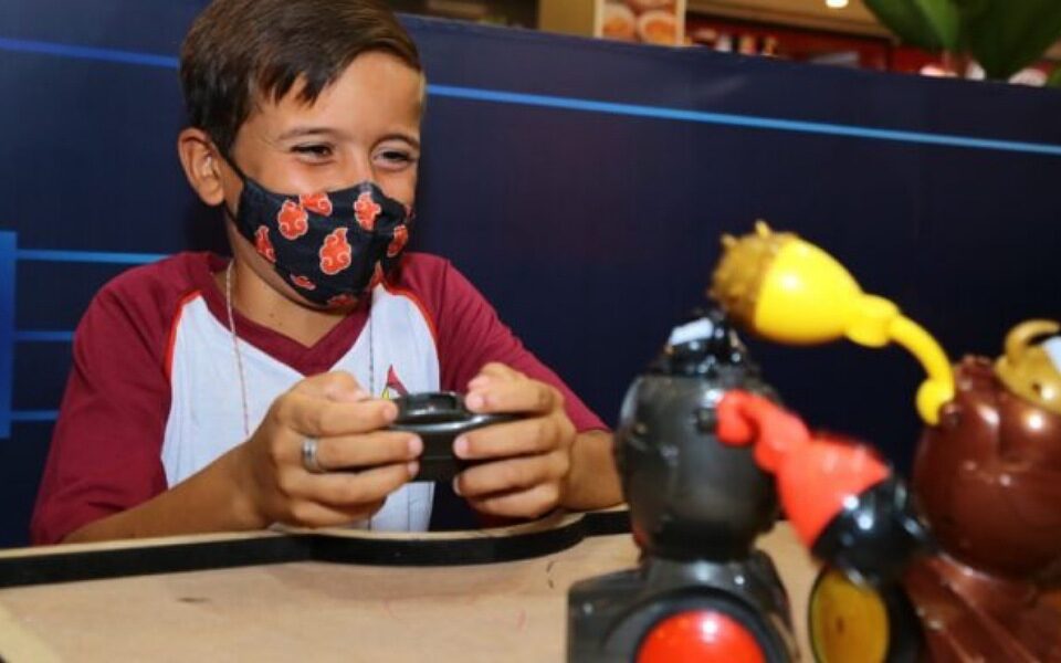 Alunos do 1º ao 5º ano recebem kits de robótica em Aparecida de Goiânia