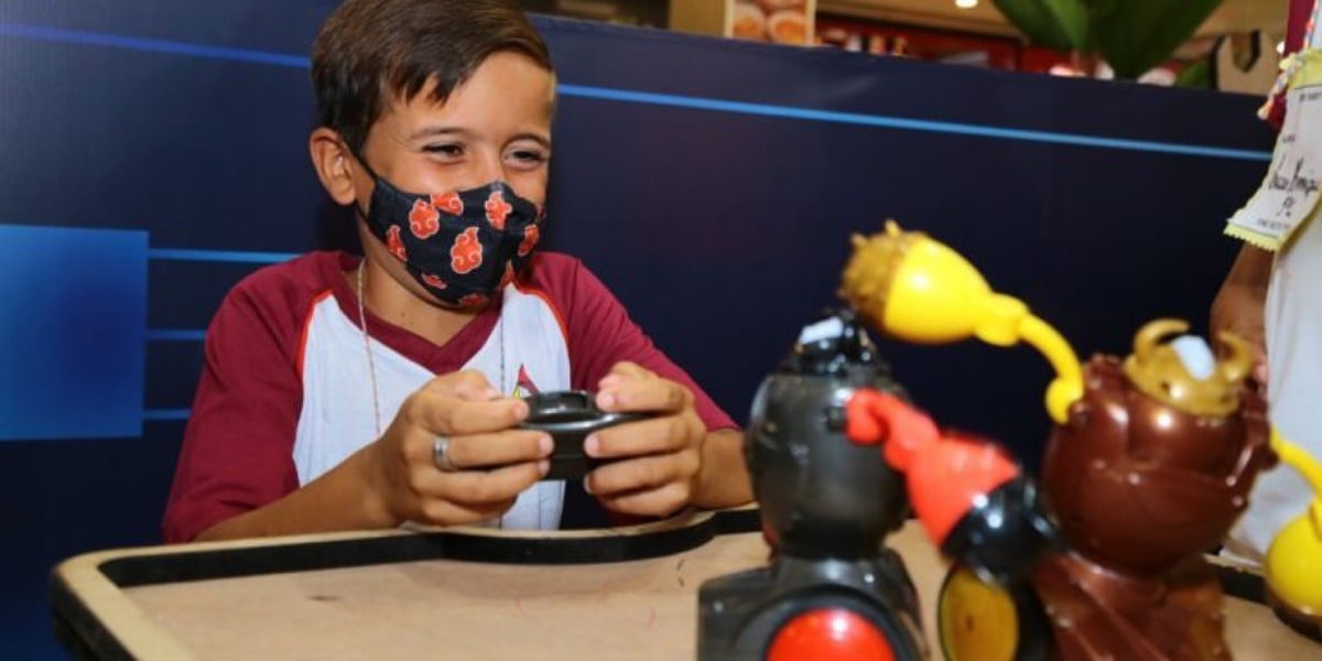 Alunos do 1º ao 5º ano recebem kits de robótica em Aparecida de Goiânia