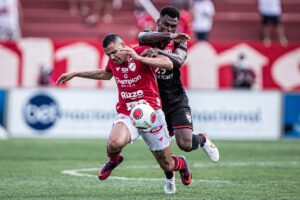 Clayton disputa bola com Wanderson em clássico