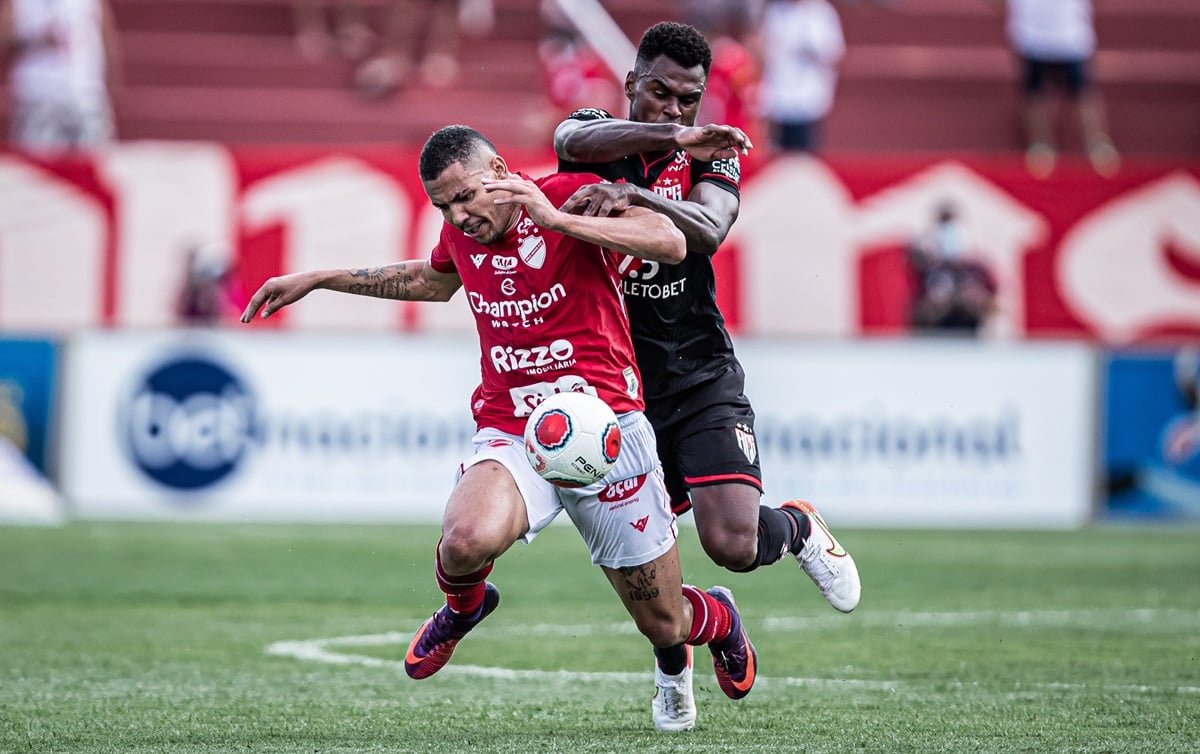 Clayton disputa bola com Wanderson em clássico