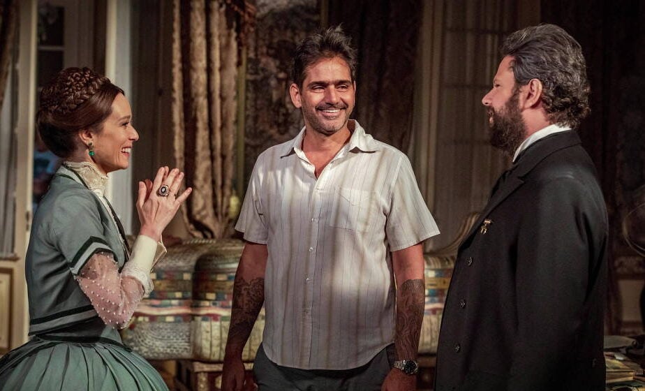 Denúncia contra Vinicius Coimbra foi feita por atrizes de Nos Tempos do Imperador. Globo demite diretor acusado de racismo, assédio