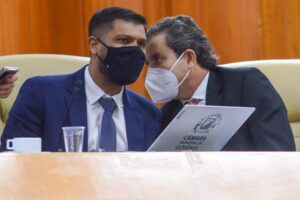 Vereadores Clecio Alves e Romário Policarpo conversam durante aprovação do Plano Diretor de Goiânia (Foto: Jucimar Sousa - Mais Goiás)