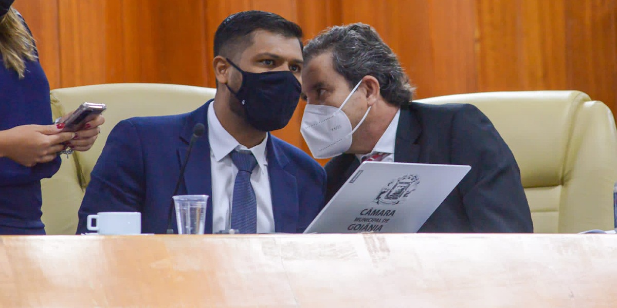 Vereadores Clecio Alves e Romário Policarpo conversam durante aprovação do Plano Diretor de Goiânia (Foto: Jucimar Sousa - Mais Goiás)