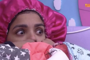 Na falta de tretas, Boninho apagou a luz pra movimentar o reality. Após histórias de terror, produção do BBB 22 dá susto em brothers; vídeo
