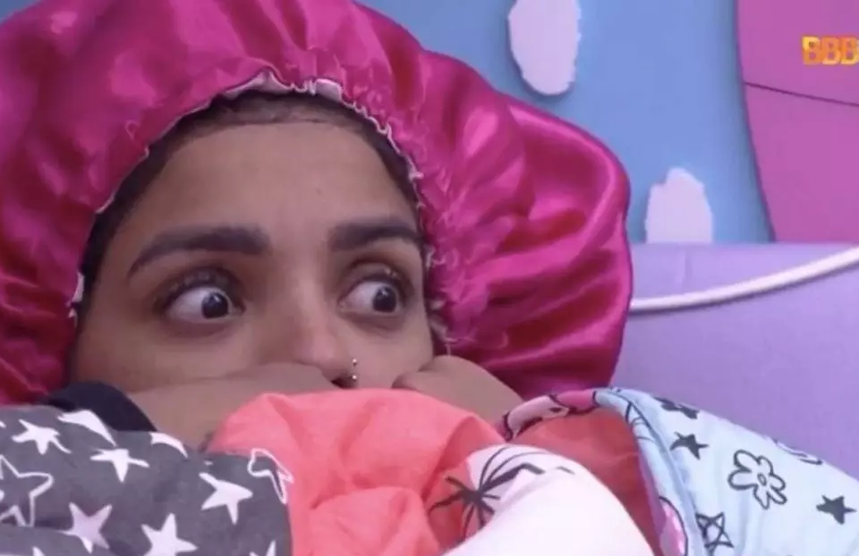 Na falta de tretas, Boninho apagou a luz pra movimentar o reality. Após histórias de terror, produção do BBB 22 dá susto em brothers; vídeo