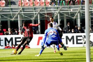 Rafael Leão finalizando para marcar