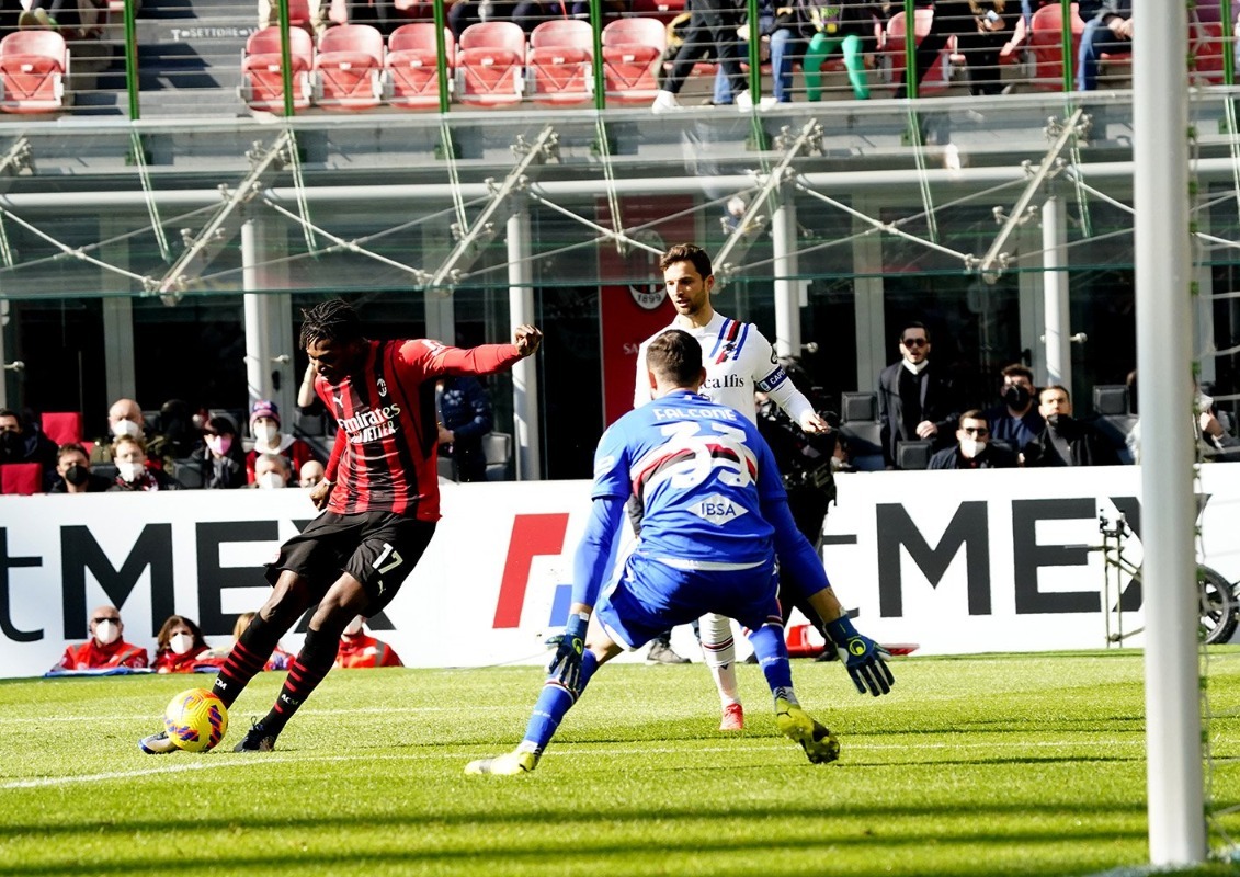 Rafael Leão finalizando para marcar