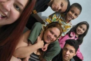 Moradora da Castelânea levou os filhos para o telhado e pulou muros até ficarem em segurança Petrópolis vai para o céu juntas menina