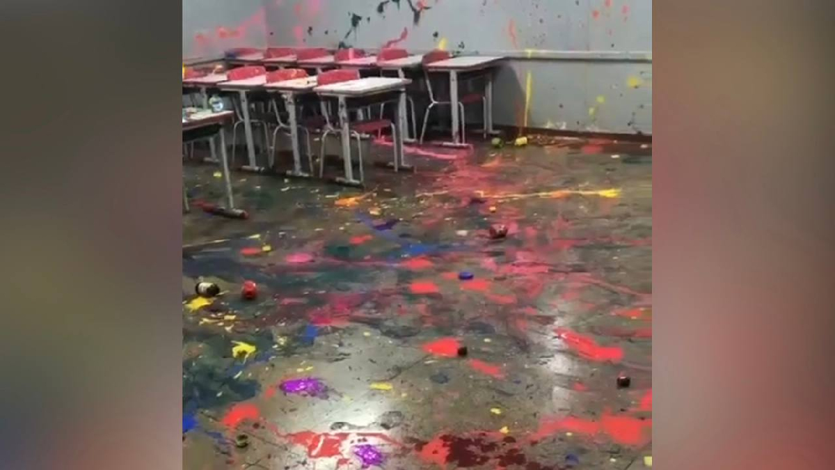 Vândalos deixam sala de aula coberta de tinta em escola pública de Goiânia: vídeo