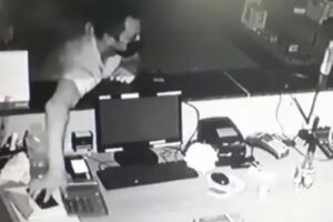 Autor pegou dois celulares e fugiu (Foto: Captura)