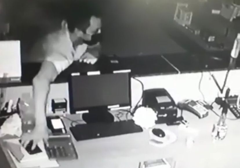 Autor pegou dois celulares e fugiu (Foto: Captura)