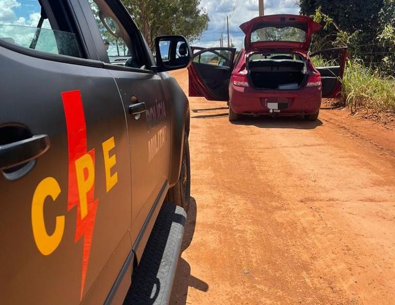 Carro com suspeitos e as baterias, foi interceptado próximo ao DAIA (Foto: Divulgação/CPE)