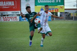 Artur marcando na partida contra o Morrinhos