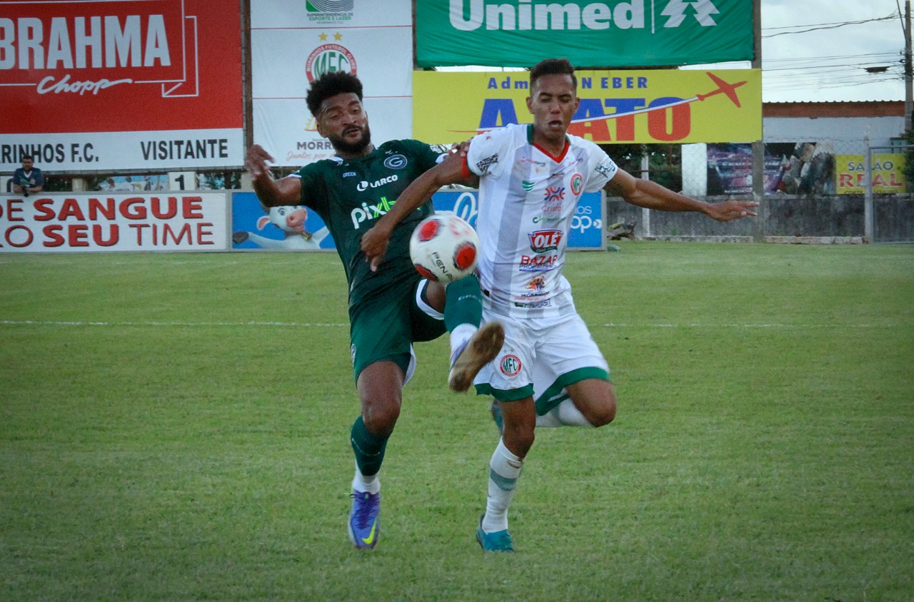Artur marcando na partida contra o Morrinhos