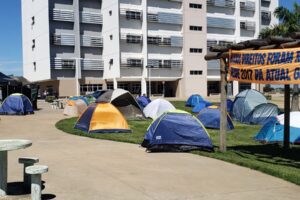 Guardas civis de Aparecida acampam em frente a prefeitura