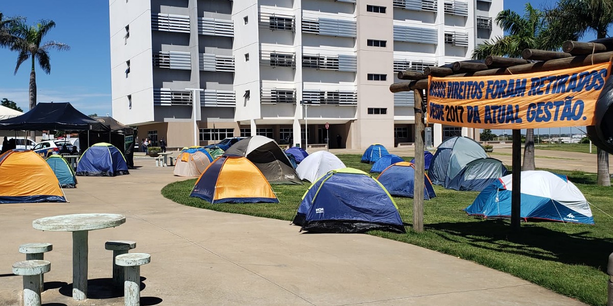 Guardas civis de Aparecida acampam em frente a prefeitura