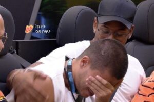 BBB 22: Arthur chora ao ver mensagem da esposa e da filha no almoço do Anjo