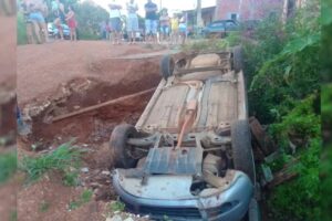 Motorista cai em cratera em rua de distrito de Pirenópolis (GO) (Foto: Reprodução - Redes Sociais)