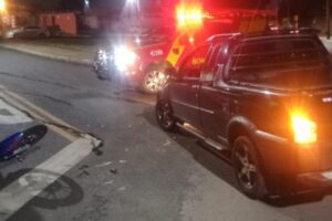 Mulher fratura o fêmur após moto colidir contra carro em Catalão