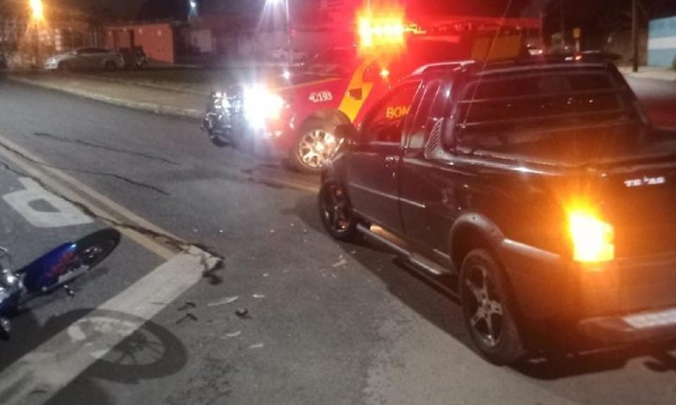 Mulher fratura o fêmur após moto colidir contra carro em Catalão