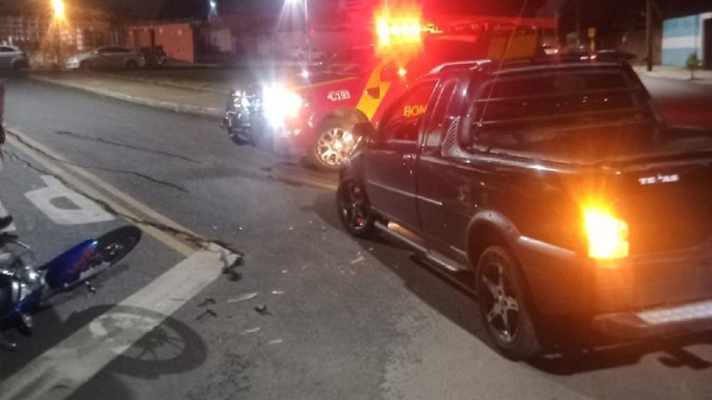 Mulher fratura o fêmur após moto colidir contra carro em Catalão