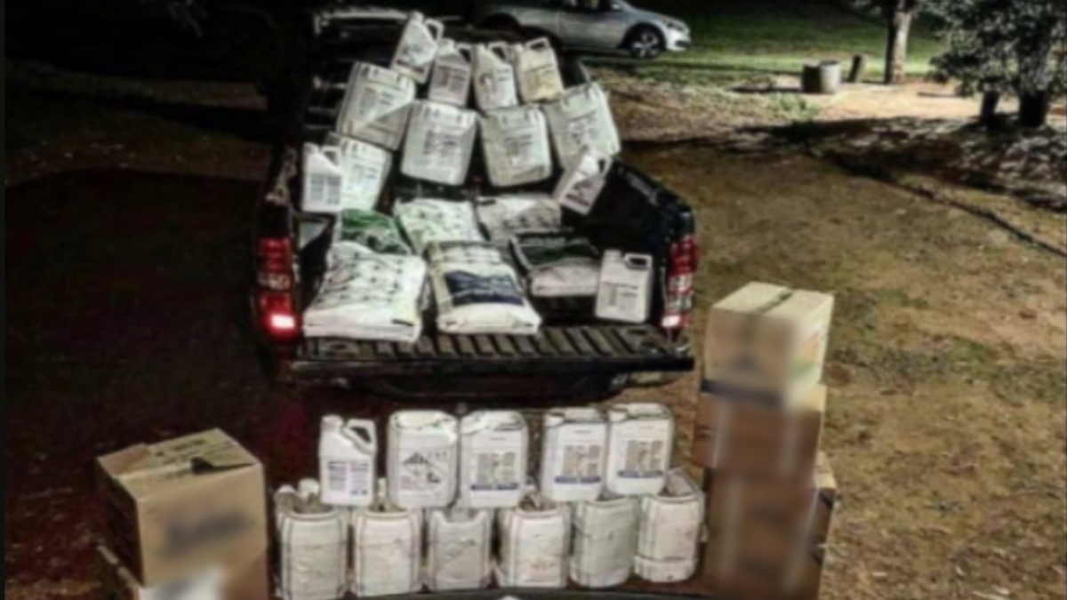 A Polícia Militar (PM) apreendeu 630 quilos de agrotóxicos ilegais nesta quarta-feira (16), na cidade de Quirinópolis, região Sudoeste de Goiás. De acordo com os militares, os defensivos agrícolas estavam escondidos dentro de uma caminhonhete.
