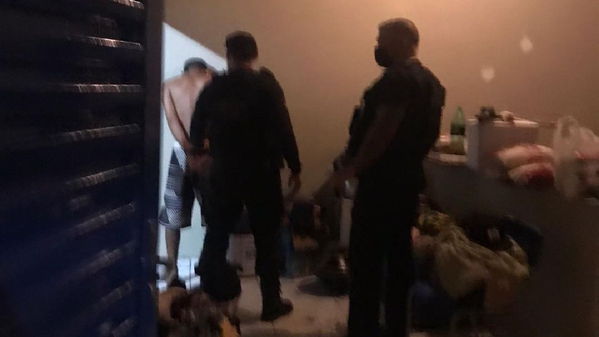 Motorista de aplicativo pula de carro em movimento durante assalto em Águas Lindas