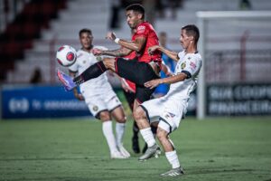 Jefferson e Nilson Jr disputando bola