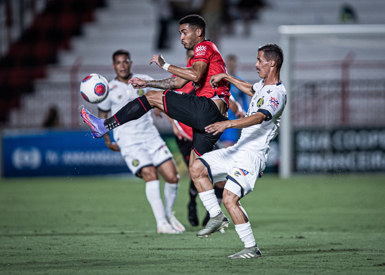 Jefferson e Nilson Jr disputando bola