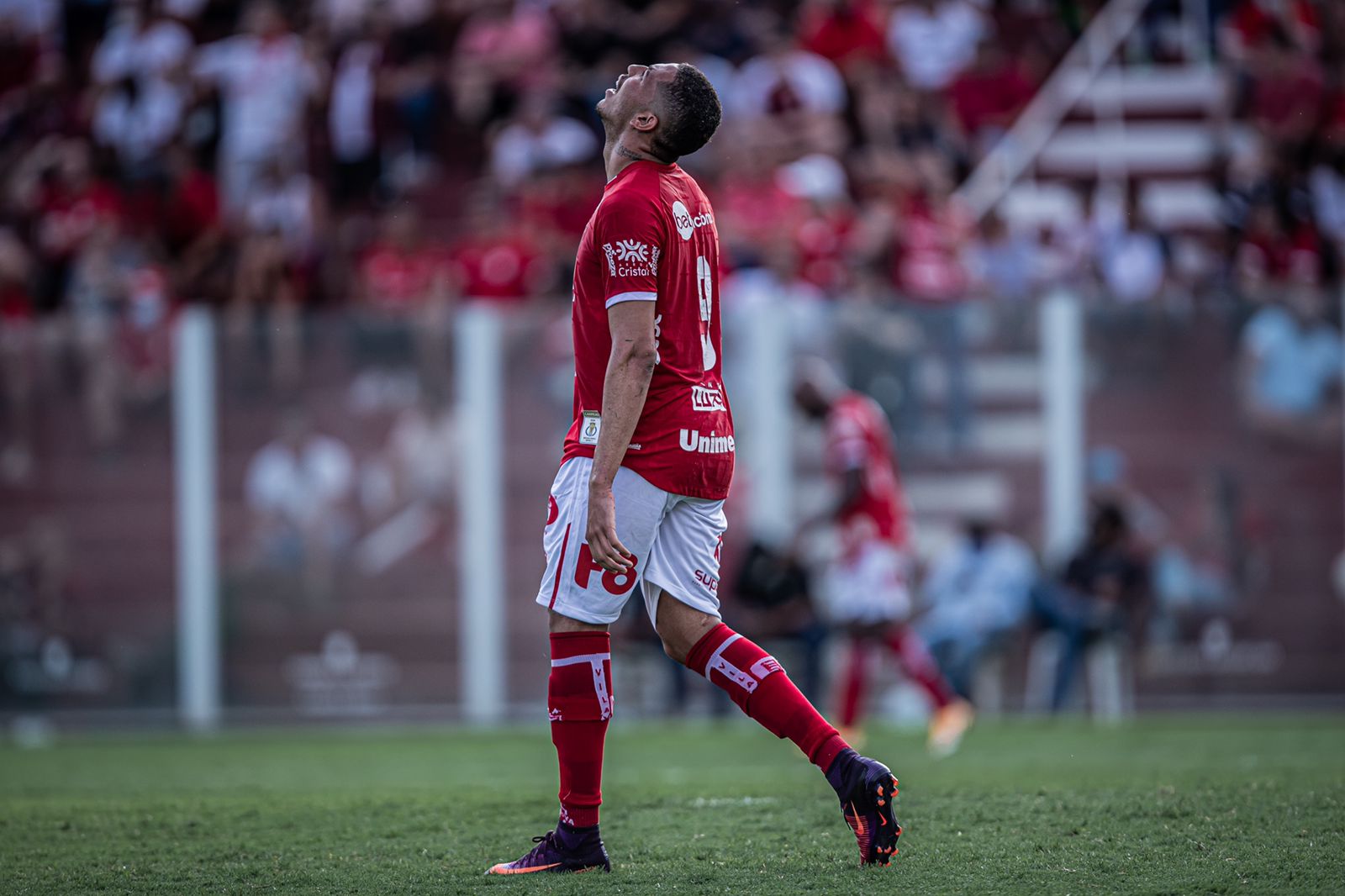 Atacante Clayton lamentando