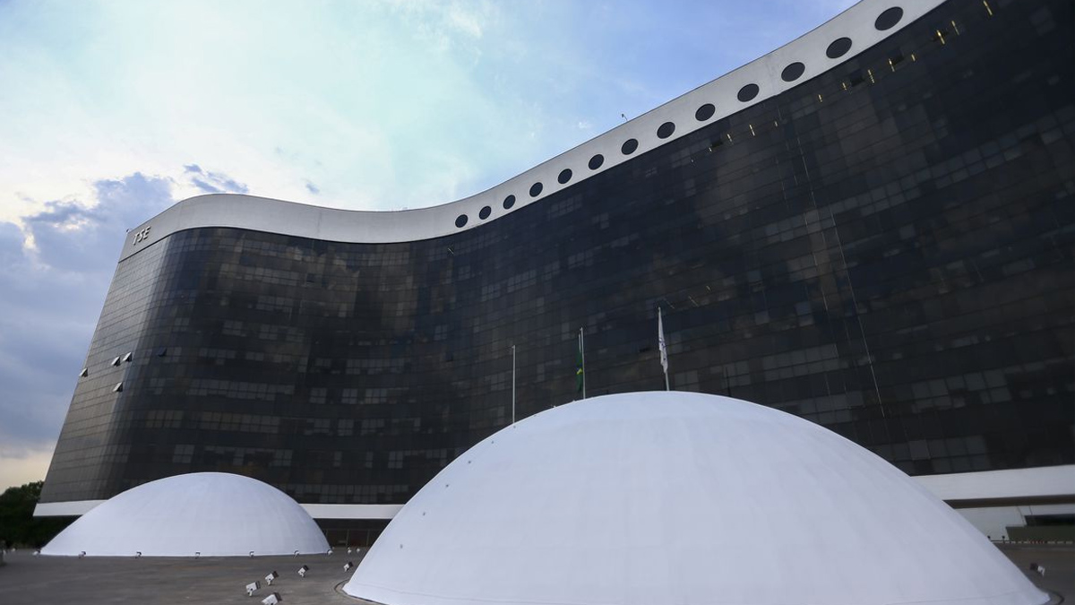 TSE avalia punição a aplicativo usado para desinformação