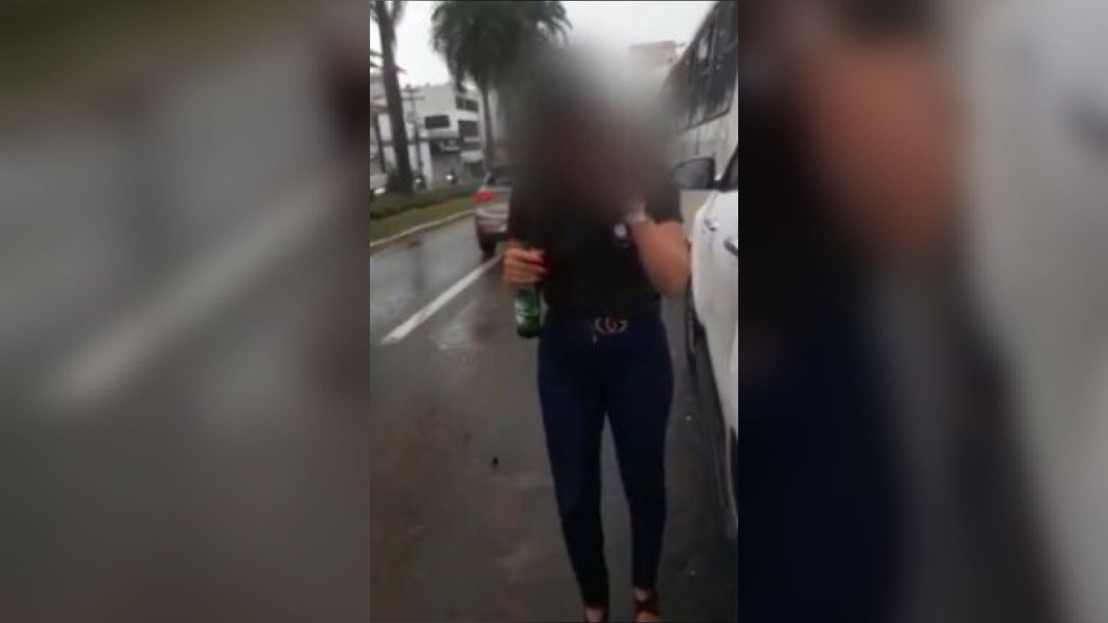 Após bater em ônibus, motorista desce de carro de luxo segurando garrafa de cerveja em avenida de Goiânia - (Foto: Reprodução)