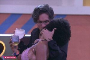 Produção disponibilizou bebida alcoólica na madrugada deste sábado (19) BBB 22: Cooler, pegação o que rolou na madrugada