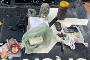 A Polícia Civil prendeu uma mulher por suspeita de tráfico de drogas em Iaciara, município do Nordeste de Goiás. A suspeita estava em posse de R$ 15 mil em drogas como maconha, crack e cocaína.