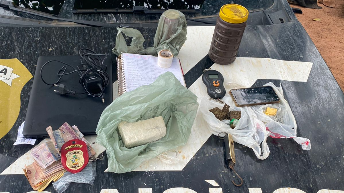 A Polícia Civil prendeu uma mulher por suspeita de tráfico de drogas em Iaciara, município do Nordeste de Goiás. A suspeita estava em posse de R$ 15 mil em drogas como maconha, crack e cocaína.