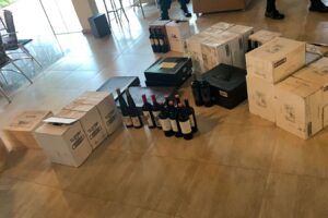 Na manhã desta quinta-feira (24), a Polícia Federal prendeu um homem suspeito de ser o líder de uma organização criminosa que contrabandeava bebidas alcoólicas no Brasil. O suspeito morava em uma casa de alto padrão, em Caldas Novas. Detenção ocorreu no município goiano.