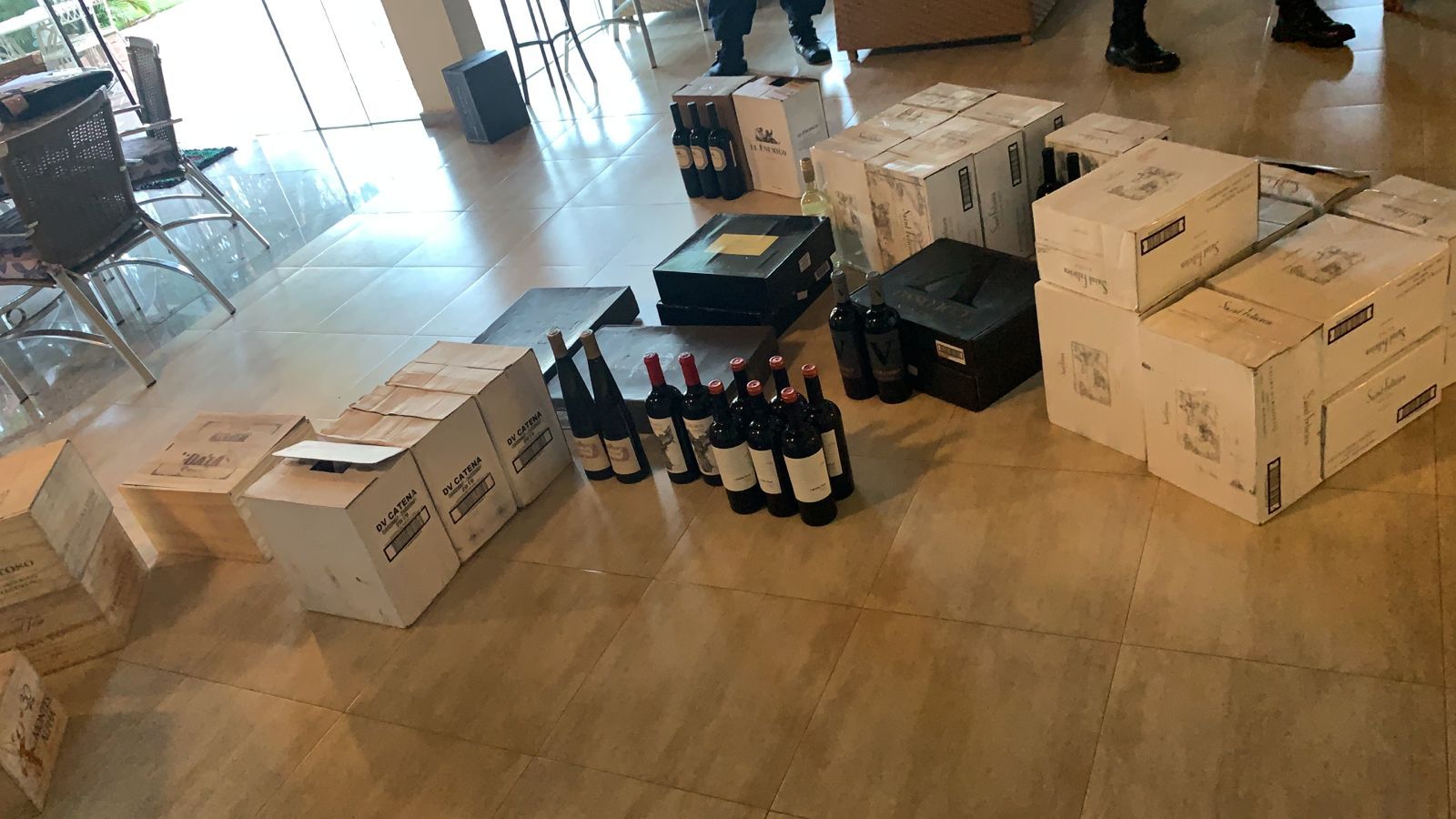 Na manhã desta quinta-feira (24), a Polícia Federal prendeu um homem suspeito de ser o líder de uma organização criminosa que contrabandeava bebidas alcoólicas no Brasil. O suspeito morava em uma casa de alto padrão, em Caldas Novas. Detenção ocorreu no município goiano.