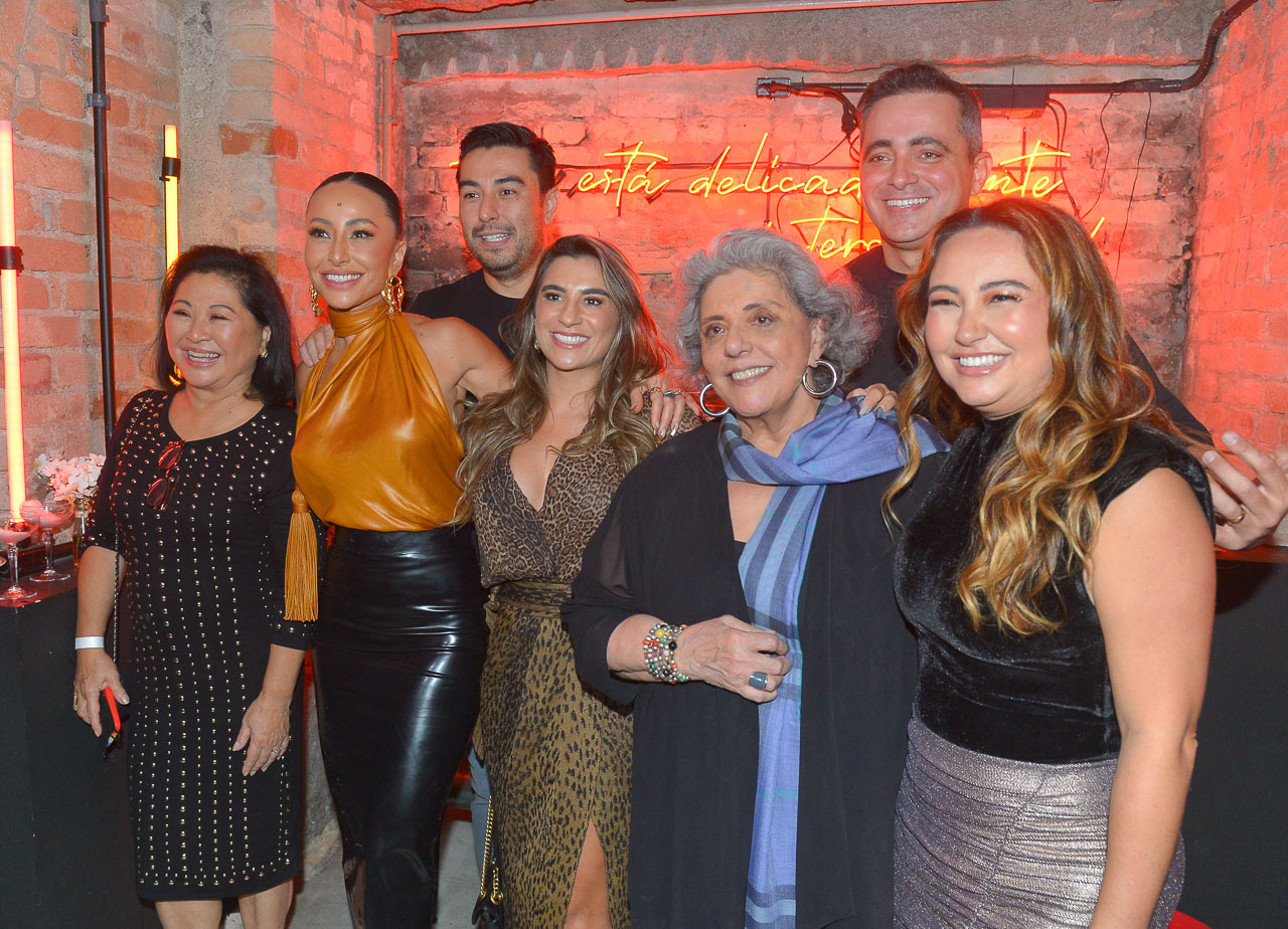 Apresentadora celebrou o aniversário com a família e amigos em São Paulo. Sabrina Sato comemora 41 anos com festa intimista: confira as fotos