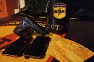 Simulacro, celulares e dinheiro em espécie foram apreendidos (Foto: Divulgação - PM)