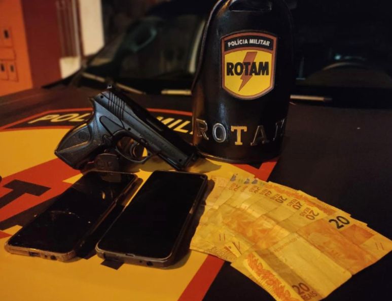 Simulacro, celulares e dinheiro em espécie foram apreendidos (Foto: Divulgação - PM)