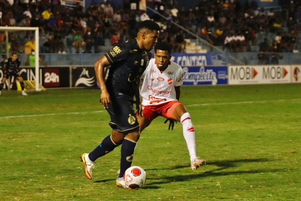 Alan Mineiro sendo marcado por Moacir